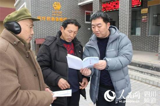 村組干部為群眾講解陽光村務微權(quán)清單五十條制度