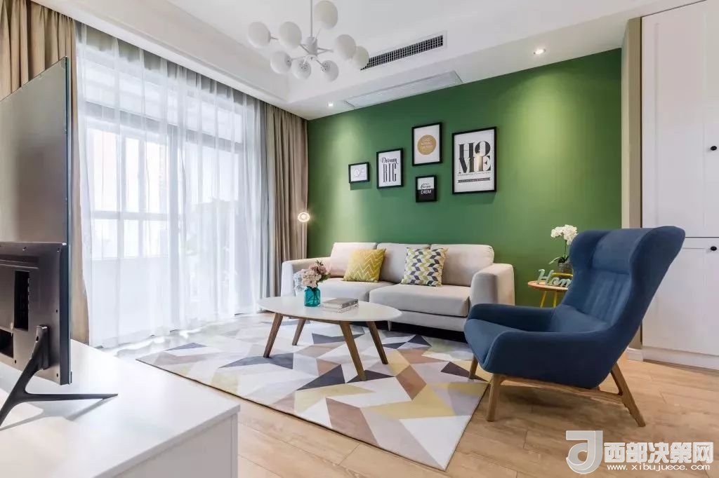 沙發(fā)背景墻選對裝飾畫，才能美了整個客廳空間！