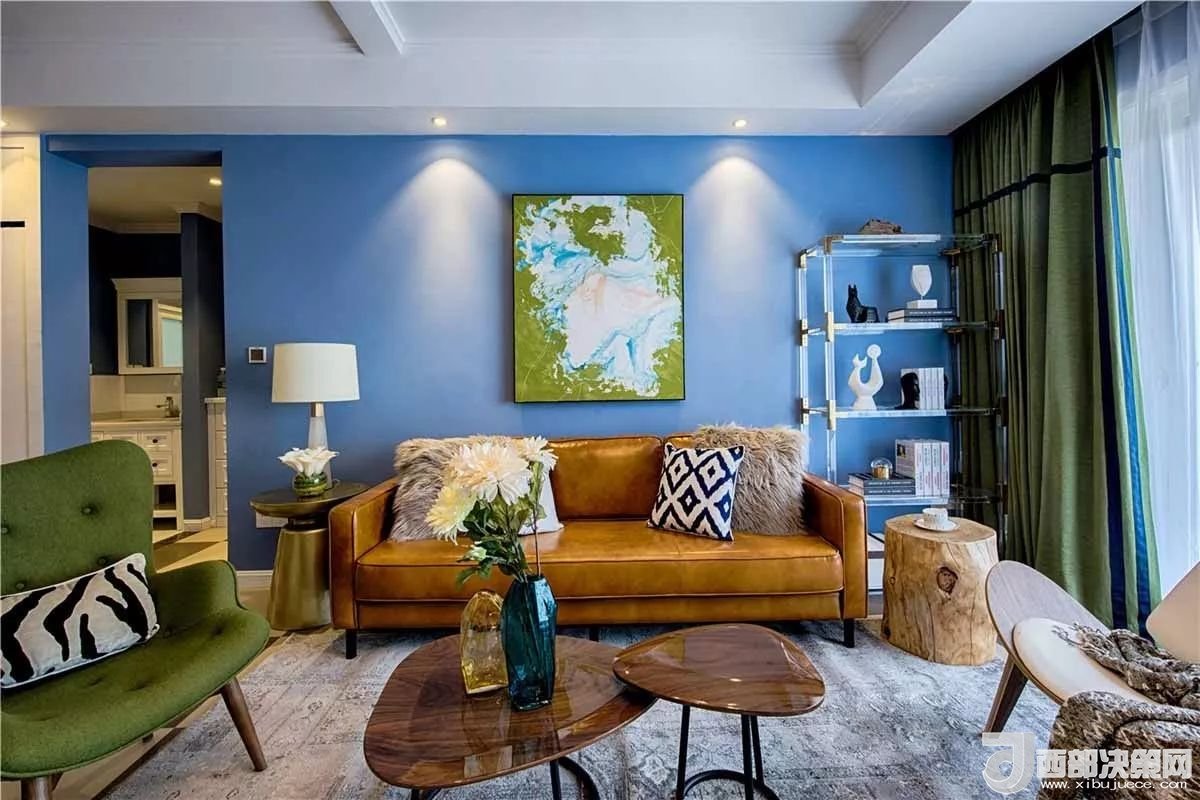 沙發(fā)背景墻選對裝飾畫，才能美了整個客廳空間！