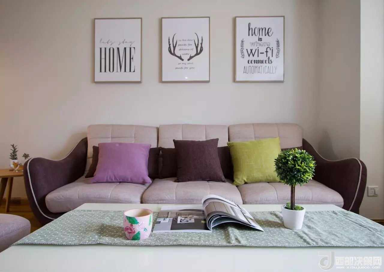 沙發(fā)背景墻選對裝飾畫，才能美了整個客廳空間！