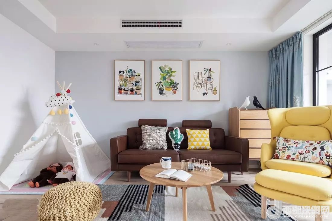 沙發(fā)背景墻選對裝飾畫，才能美了整個客廳空間！