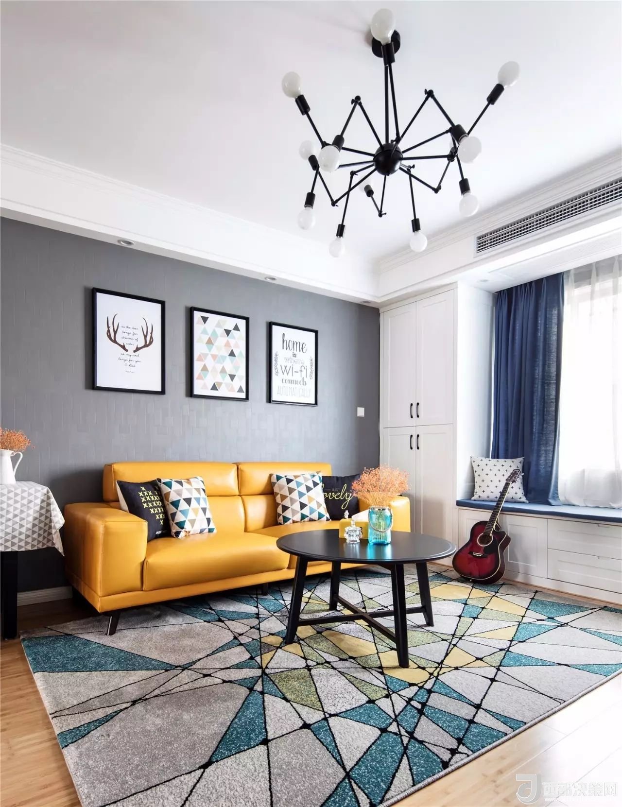 沙發(fā)背景墻選對裝飾畫，才能美了整個客廳空間！