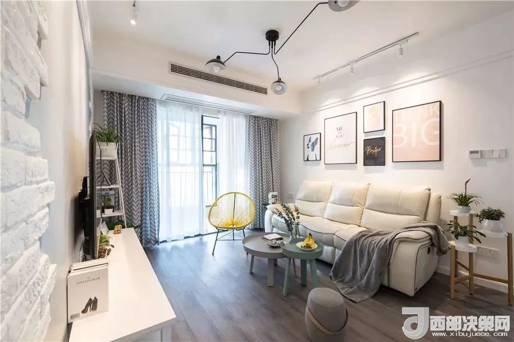 沙發(fā)背景墻選對裝飾畫，才能美了整個客廳空間！