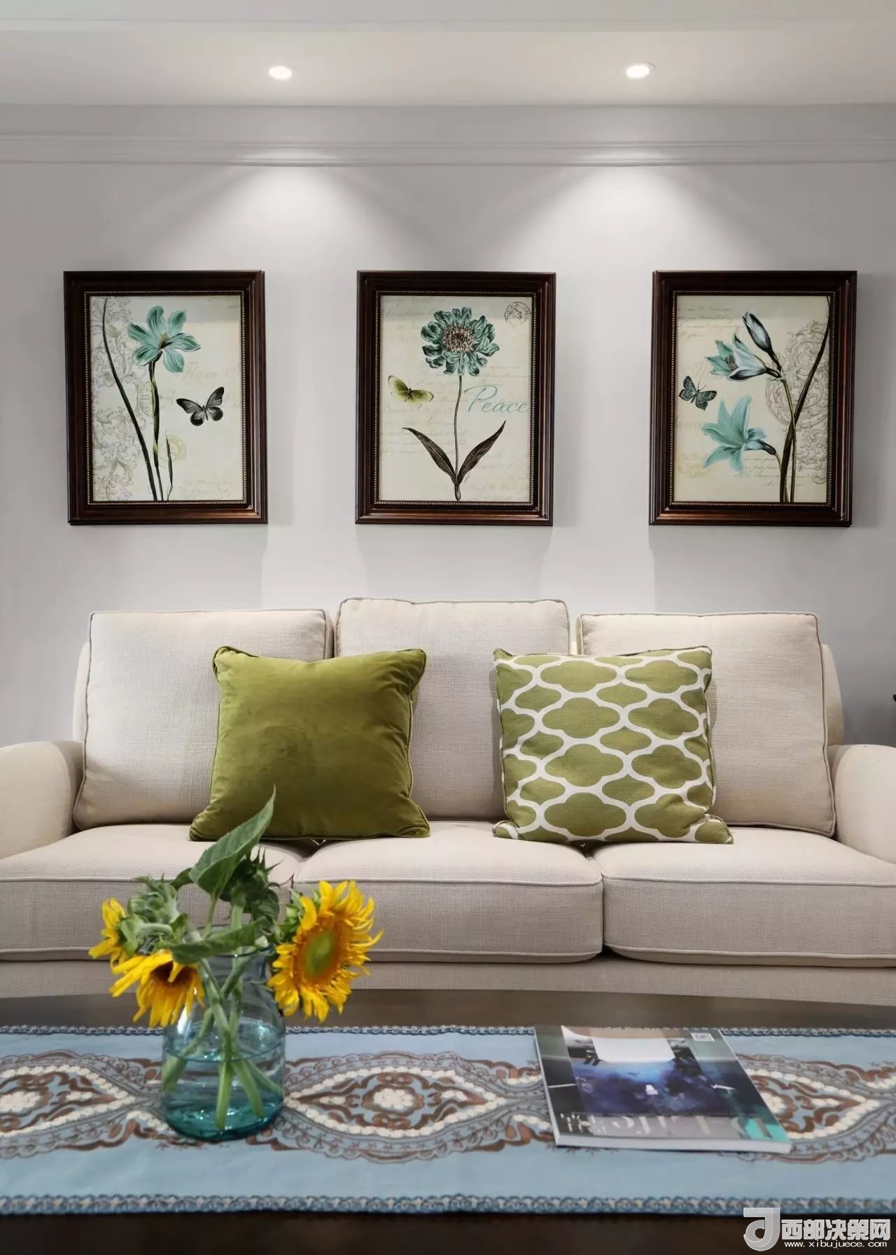 沙發(fā)背景墻選對裝飾畫，才能美了整個客廳空間！