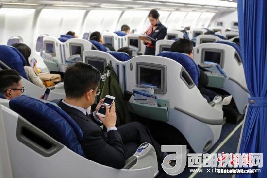 在東航MU5137航班上，旅客全程在飛行模式下可以使用手機(jī)。殷立勤 攝