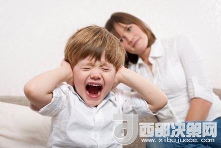 這時(shí)孩子可能會(huì)一直哭，甚至觀察父母的反應(yīng)。父母這時(shí)候可以讓他哭，哭累了自然就會(huì)停下，要讓孩子明白“鬧起來沒道理我不會(huì)心疼你”。