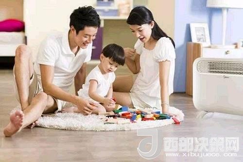 兒童時(shí)期，孩子好奇心強(qiáng)，喜歡“打破砂鍋問到底”、“探究性拆東西”、“自言自語做游戲”。這些聽似好笑，看似頑皮的言行舉止，恰恰就是孩子創(chuàng)造火花的閃現(xiàn)。心理學(xué)家鄧斯克認(rèn)為，小孩子在游戲中的“假裝”會(huì)大大促進(jìn)他們的發(fā)散思維。