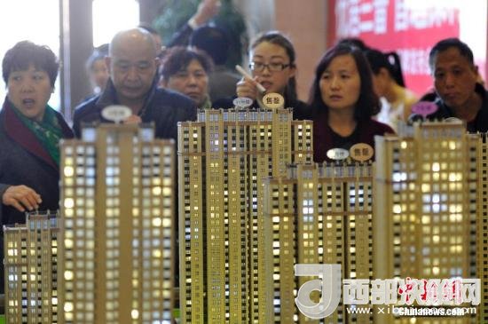 資料圖：民眾選購(gòu)商品房。 <a target='_blank' >中新社</a>記者 韋亮 攝