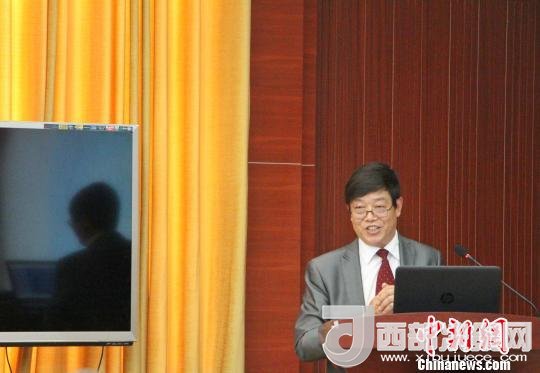 圖為中南大學(xué)教授歐陽(yáng)友權(quán)在現(xiàn)場(chǎng)作了題為“我國(guó)文化產(chǎn)業(yè)發(fā)展的三大拐點(diǎn)與高校的責(zé)任”報(bào)告?！≮w曉 攝