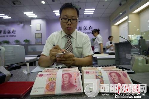 資料圖：銀行工作人員正在清點(diǎn)貨幣。<a target='_blank' >中新社</a>記者 張云 攝