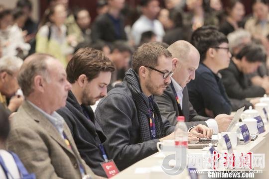 河北工業(yè)設計創(chuàng)新中心(以下簡稱HIDC)啟動儀式暨“設計促轉型·創(chuàng)新贏未來”國際工業(yè)設計工作坊26日在河北省省會石家莊市舉行。圖為與會各國設計師?！⌒ば?攝