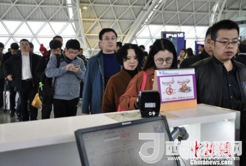 圖為旅客等待進(jìn)入客艙?！慰∶?攝