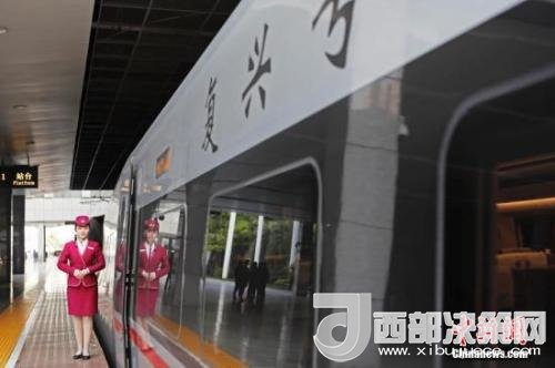 資料圖：4月10日，列車員在“復(fù)興號(hào)”列車旁迎接旅客的到來。 <a target='_blank'  data-cke-saved- >中新社</a>記者 殷立勤 攝