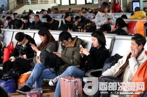 資料圖：移動互聯(lián)網(wǎng)時代，旅客都拿著手機打發(fā)時間。<a target='_blank' >中新社</a>記者 王中舉 攝