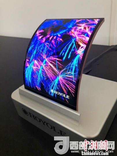 柔宇科技全柔性顯示屏在固定曲面上的應(yīng)用?！∪嵊羁萍脊﹫D 攝