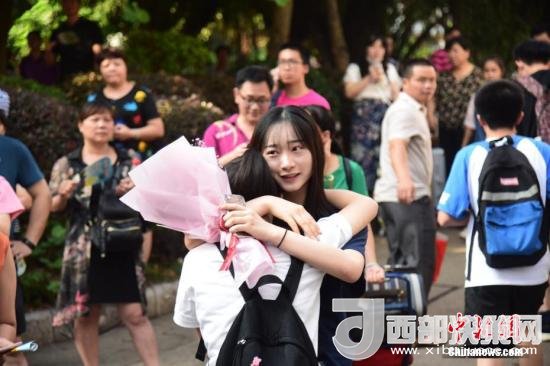 資料圖：一名家屬擁抱走出考場(chǎng)的考生。 王以照 攝