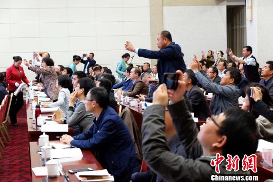 圖為與會(huì)嘉賓認(rèn)真聽取專家演講?！±铍h 攝