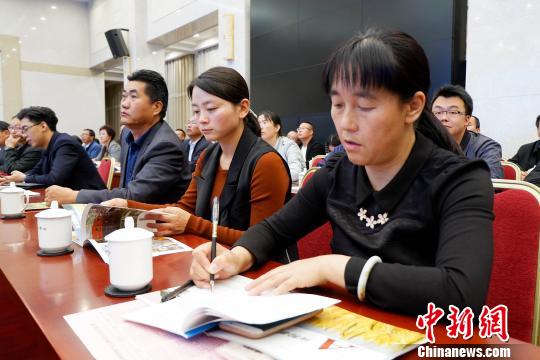 圖為與會(huì)嘉賓聆聽專家演講?！±铍h 攝