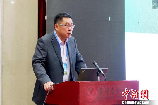 圖為青海省農(nóng)林科學(xué)院副院長、國家大麥青稞產(chǎn)業(yè)技術(shù)體系崗位科學(xué)家遲德釗正在發(fā)言?！±铍h 攝