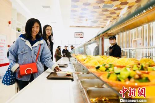 　資料圖：消費者在餐廳就餐。　樸峰 攝