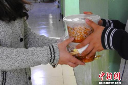 外賣配送員將外賣送到學(xué)生宿舍。受訪者供圖