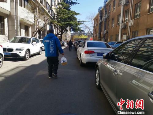 圖為餓了么配送員正在送餐。 謝藝觀 攝