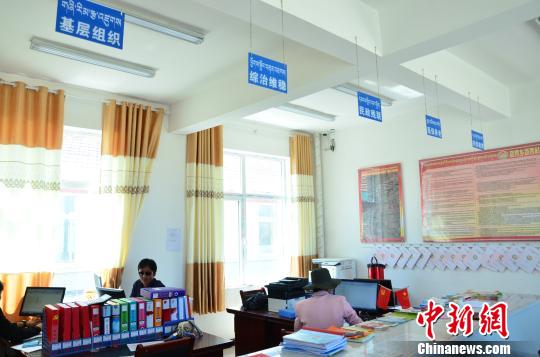 圖為塔秀村的便民服務(wù)大廳?！◆?shù)り?攝