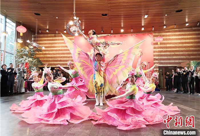 圖為雜技演員通過(guò)精湛的技藝贏得了滿堂喝彩。　甘肅省文化和旅游廳網(wǎng)站 攝