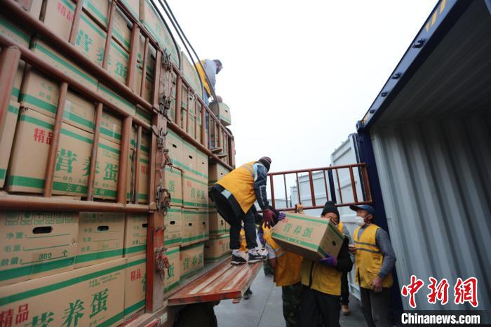 圖為鐵路裝卸作業(yè)人員正在將云南特色農(nóng)產(chǎn)品裝入集裝箱。　楊航 攝