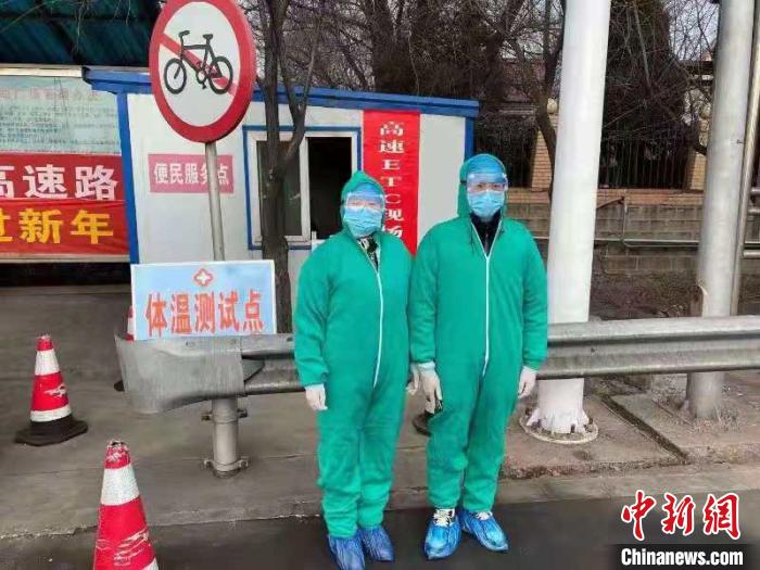 鄉(xiāng)鎮(zhèn)衛(wèi)生院和社區(qū)衛(wèi)生中心工作人員排查發(fā)熱患者?！〗樾菔嗅t(yī)療集團(tuán)供圖 攝