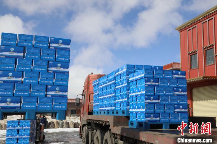 圖為當(dāng)雄的冰川礦泉水裝車，即將發(fā)往湖北?！‘?dāng)雄縣 供圖 攝