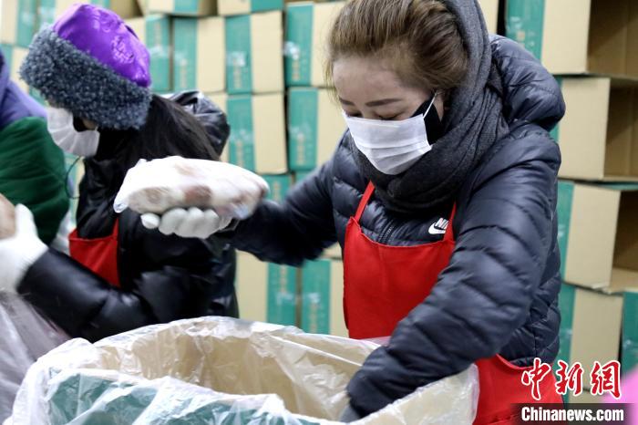 當(dāng)雄縣民眾將牦牛肉裝箱?！‘?dāng)雄縣 供圖 攝