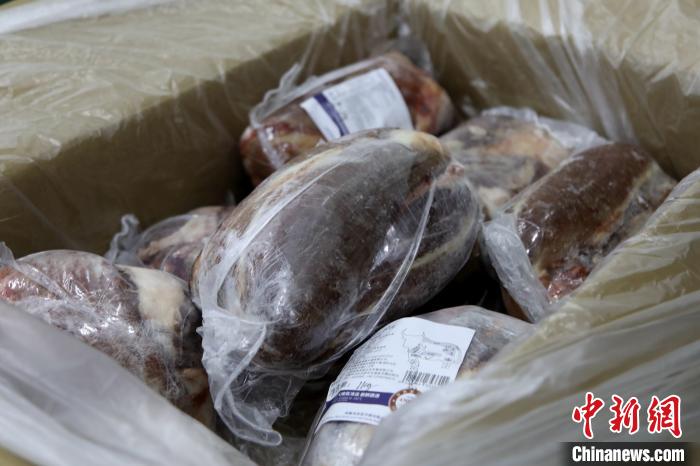 當(dāng)雄縣援鄂物資中的牦牛肉，圖中的為腱子肉，是牦牛肉中的“極品”?！‘?dāng)雄縣 供圖 攝
