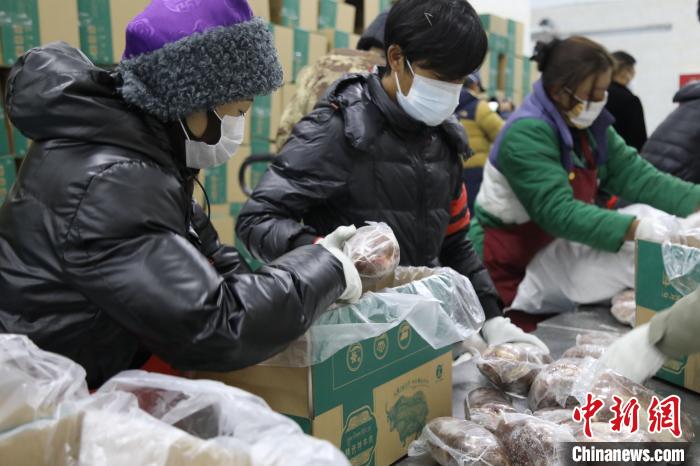 當(dāng)雄縣民眾打包當(dāng)?shù)氐奶禺a(chǎn)，“有身份證”牦牛肉?！‘?dāng)雄縣 供圖 攝