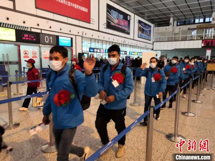 外出務(wù)工人員有序排隊辦理登記手續(xù)。　孫友軍 攝