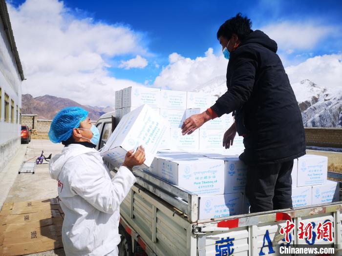 圖為工作人員搬運物資。堆龍德慶區(qū)宣傳部供圖