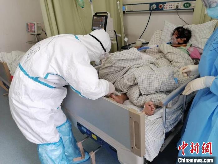 徐陶在工作中。四川援助湖北醫(yī)療隊供圖