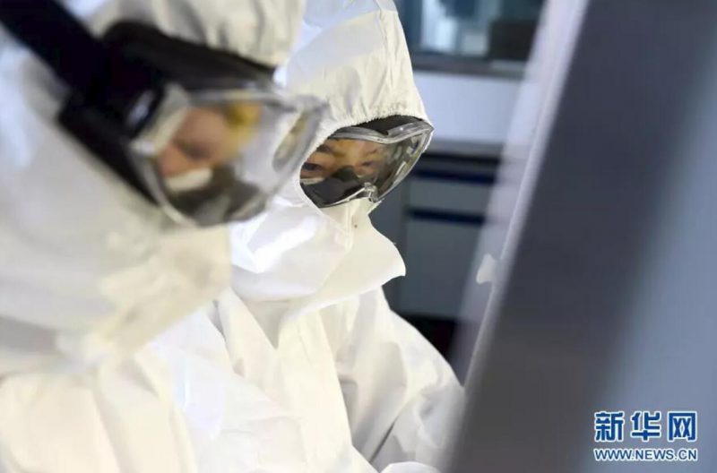 ▲資料圖片：負責新型冠狀病毒核酸檢測的工作人員，在實驗室進行樣本處理。（新華社發(fā) 周牧 攝）