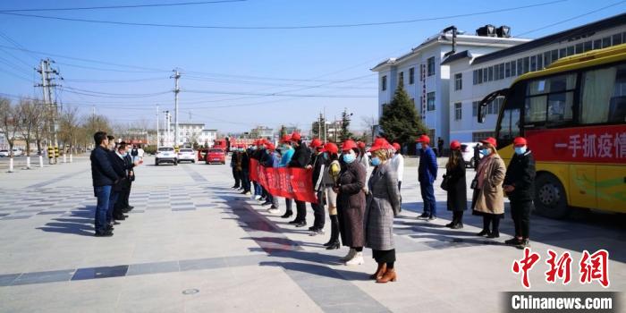 圖為甘肅禮縣，歡送首批乘“專車”赴浙江的務(wù)工人員。(資料圖) 田瑞萍 攝