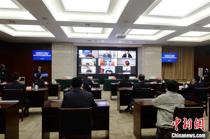 青羊區(qū)2020年重大項(xiàng)目在線集中簽約儀式現(xiàn)場(chǎng)。青羊區(qū)委宣傳部供圖