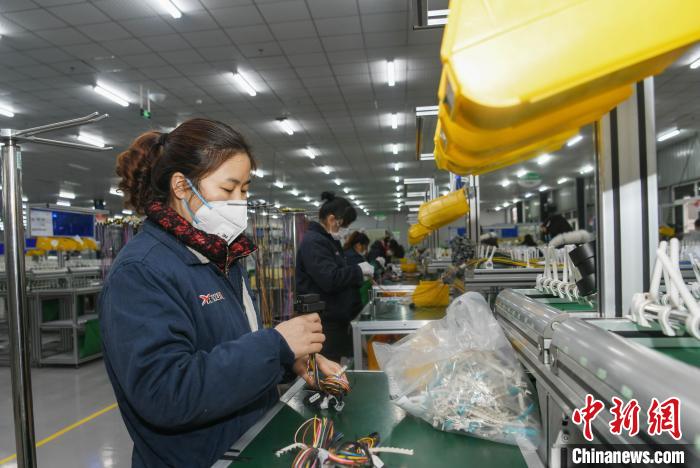 工人戴著口罩搶抓生產(chǎn)?！】到?攝