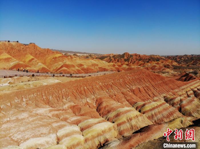航拍下的七彩丹霞。　楊艷敏 攝