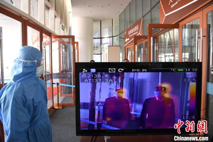 圖為游客步行通過紅外線測溫通道?！钇G敏 攝