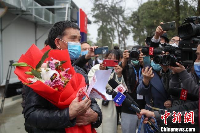圖為貴州省最后一名新冠肺炎確診患者從貴州省將軍山醫(yī)院出院，患者接受媒體采訪?！■暮陚?攝