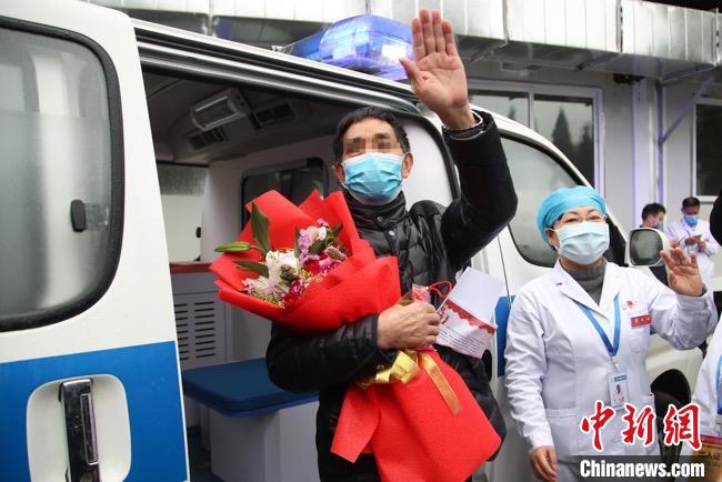 圖為貴州省最后一名新冠肺炎確診患者從貴州省將軍山醫(yī)院出院，患者與眾人揮手告別?！■暮陚?攝