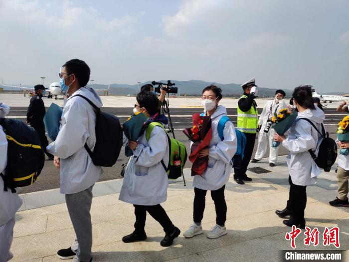 圖為交警向醫(yī)療隊(duì)敬禮。　韓帥南 攝