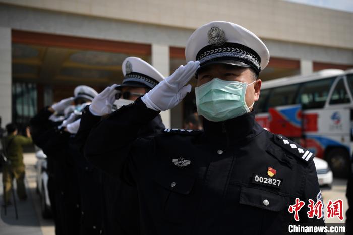 圖為交警們向醫(yī)療隊(duì)敬禮?！】灯?攝