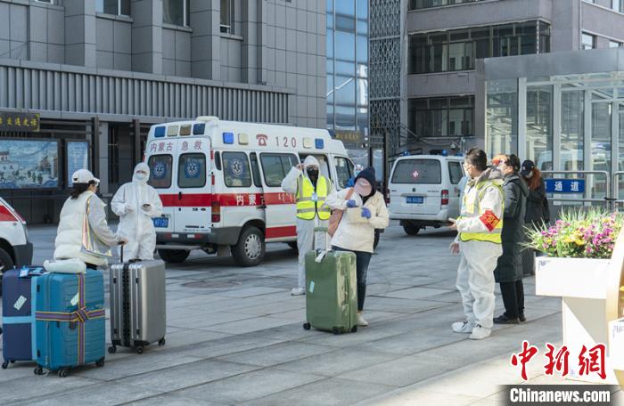 圖為呼和浩特車站“外防輸入”?！∠牧?攝