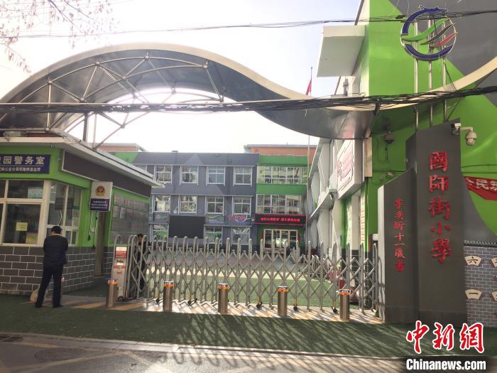 校門(mén)口設(shè)置臨時(shí)等候區(qū)，區(qū)域四周5米為禁行區(qū)。　高瑞峰 攝