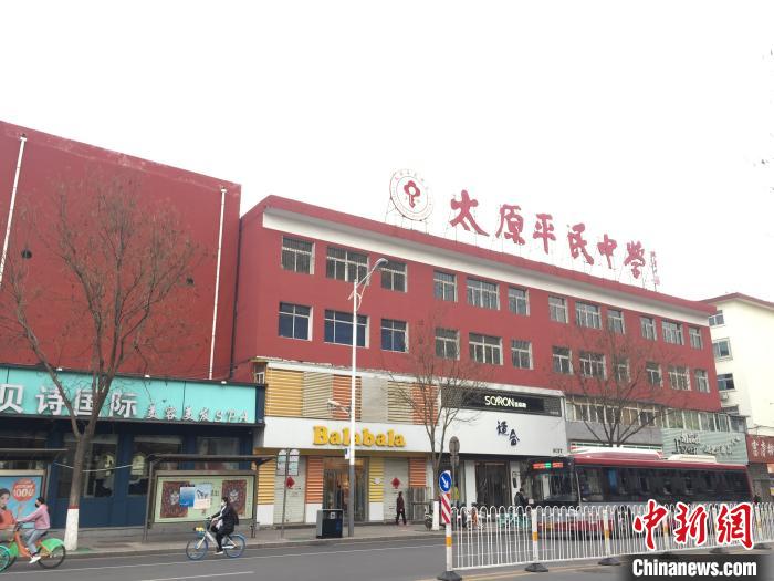 所有師生實(shí)行“日?qǐng)?bào)告”“零報(bào)告”制度，確保開(kāi)學(xué)后校園衛(wèi)生安全。　高瑞峰 攝